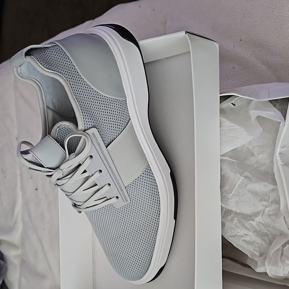 Calvin Klein Sneakers.BRAND NEW IN ORIGINAL BOX!!!! - Picture 4 of 7